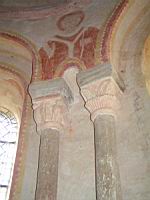 Gourdon, Eglise romane Notre-Dame de l'Assomption, chapiteau et peinture murale (02)